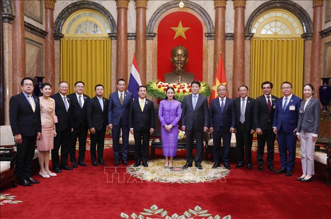Chủ tịch nước Lương Cường với Thủ tướng Thái Lan Paetongtarn Shinawatra và các đại biểu. Ảnh: Lâm Khánh – TTXVN