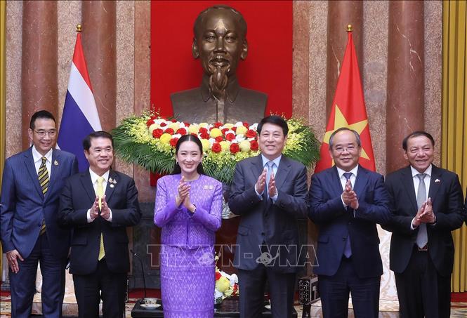 Chủ tịch nước Lương Cường với Thủ tướng Thái Lan Paetongtarn Shinawatra và các đại biểu. Ảnh: Lâm Khánh – TTXVN