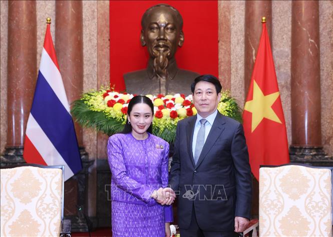 State President Luong Cuong welcomes Thai Prime Minister Paetongtarn Shinawatra. VNA Photo: Lâm Khánh