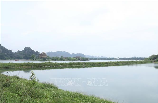 Đoạn đường nằm trong diện giải tỏa để thông 2 hồ với nhau. Ảnh: Đức Phương - TTXVN