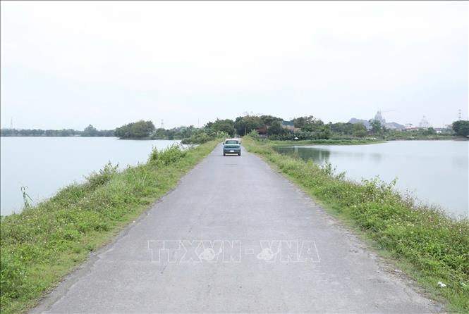 Đoạn đường nằm trong diện giải tỏa để thông 2 hồ với nhau. Ảnh: Đức Phương - TTXVN