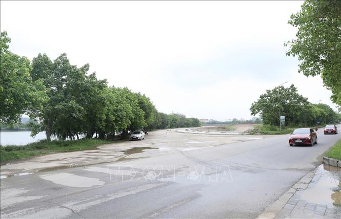 Tuyến đường ven hồ kết nối trung tâm xã Ninh Nhất với đường Tràng An được xây dựng để người dân đi lại thuận lợi. Ảnh: Đức Phương - TTXVN