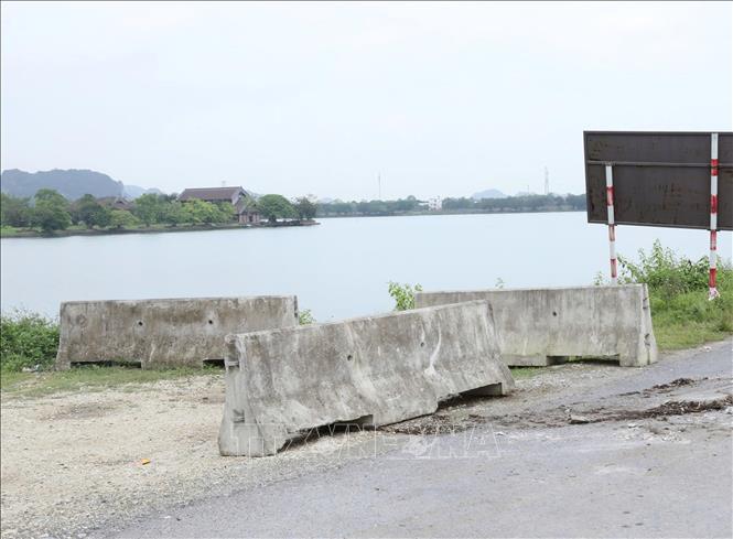Các khối bê tông tạm thời được di chuyển sang lề đường để người dân đi lại tạm thời. Ảnh: Đức Phương - TTXVN