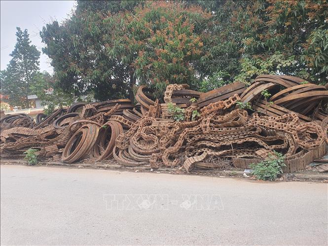 Các loại sắt thép, phụ tùng cơ giới được người dân xã Đồng Văn, huyện Yên Lạc thu mua ở các nơi về tập kết tại địa bàn, để chờ bán lại kiếm lời. Ảnh: Nguyễn Trọng Lịch - TTXVN