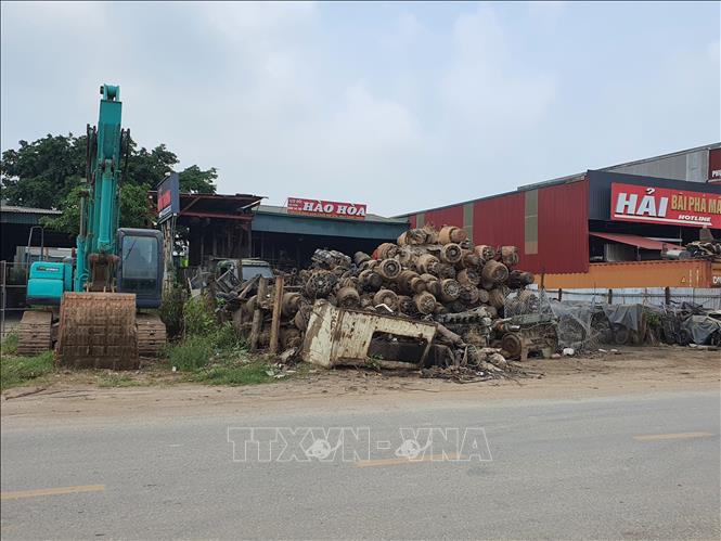 Các loại sắt thép, phụ tùng cơ giới được người dân xã tề Lỗ, huyện Yên Lạc thu mua ở các nơi về tập kết tại địa bàn, để chờ bán lại kiếm lời. Ảnh: Nguyễn Trọng Lịch - TTXVN