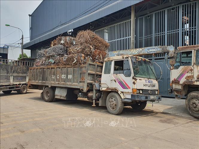 Các loại sắt thép, phụ tùng cơ giới được người dân xã tề Lỗ, huyện Yên Lạc thu mua ở các nơi về tập kết tại địa bàn, để chờ bán lại kiếm lời. Ảnh: Nguyễn Trọng Lịch - TTXVN