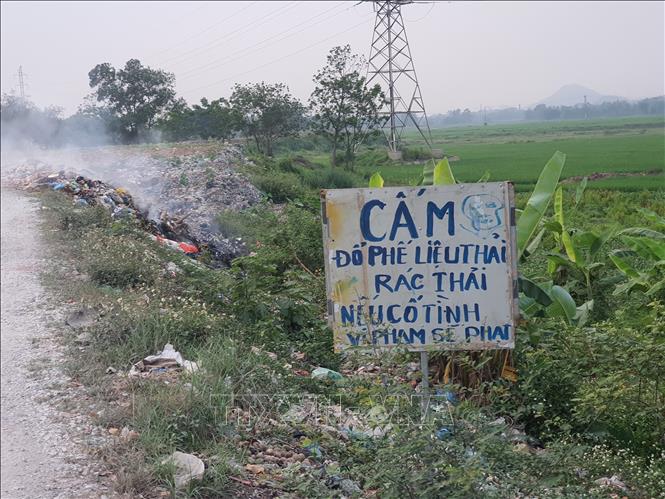 Bãi rác dùng để thu gom các loại rác thải ở một khu đồng ruộng thuộc xã Tân Phong, huyện Bình Xuyên. Ảnh: Nguyễn Trọng Lịch - TTXVN