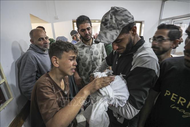 Em nhỏ thiệt mạng sau cuộc không kích của Israel tại trại tị nạn Jabalia, Dải Gaza. Ảnh: THX/TTXVN