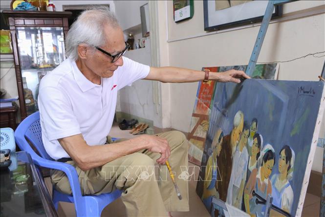 Họa sĩ Vũ Minh bên bức ảnh nổi tiếng 