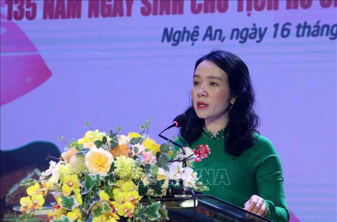 Bà Trần Thị Mỹ Hạnh, Giám đốc Sở Văn hóa, Thể thao và Du lịch tỉnh Nghệ An phát biểu khai mạc Hội diễn. Ảnh: Văn Tý-TTXVN