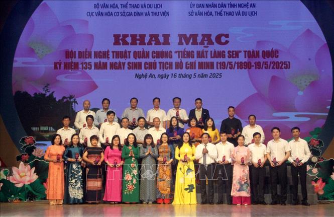 Ban tổ chức trao cúp lưu niệm cho các đoàn tham gia Hội diễn. Ảnh: Văn Tý-TTXVN