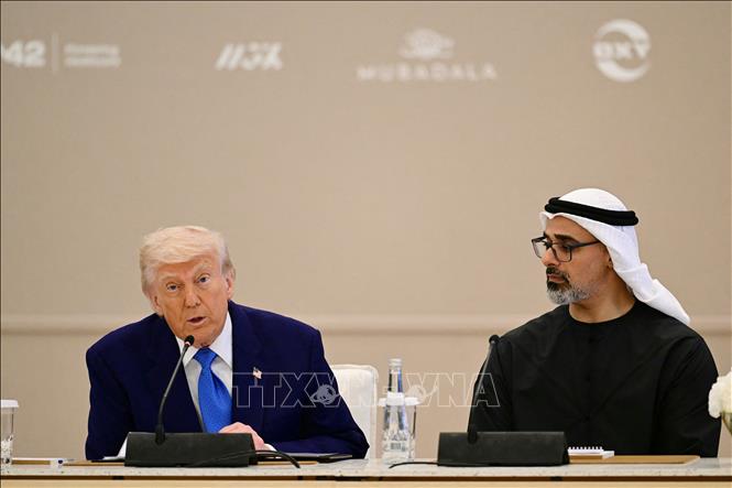Tổng thống Mỹ Donald Trump (trái) và Tổng thống UAE Sheikh Mohamed bin Zayed Al Nahyan dự diễn đàn doanh nghiệp ở Abu Dhabi ngày 16/5/2025. Ảnh: AA/TTXVN