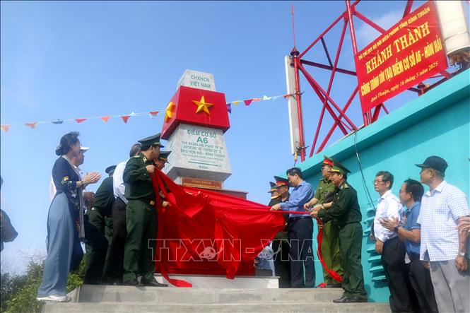 Đại biểu thực hiện nghi thức khánh thành công trình tôn tạo, nâng cấp điểm cơ sở A6 - Hòn Hải, huyện đảo Phú Quý (Bình Thuận).  Ảnh: Nguyễn Thanh - TTXVN

