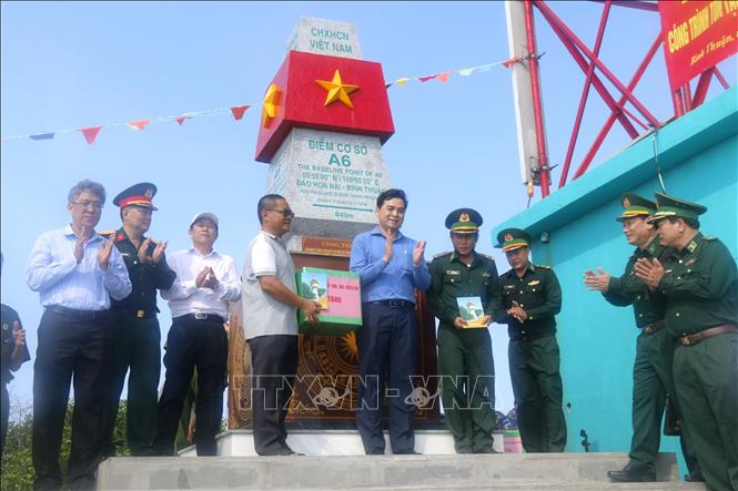 Tỉnh ủy Bình Thuận tặng quà cho cán bộ, nhân viên đảm bảo an toàn hàng hải và đơn vị thi công công trình tôn tạo, nâng cấp điểm cơ sở A6 - Hòn Hải, huyện đảo Phú Quý (Bình Thuận).  Ảnh: Nguyễn Thanh - TTXVN
