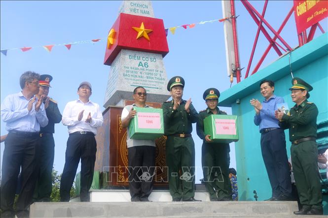 Bộ Tư lệnh Bộ đội Biên phòng tặng quà cho cán bộ, nhân viên đảm bảo an toàn hàng hải và đơn vị thi công công trình tôn tạo, nâng cấp điểm cơ sở A6 - Hòn Hải, huyện đảo Phú Quý (Bình Thuận). Ảnh: Nguyễn Thanh - TTXVN
