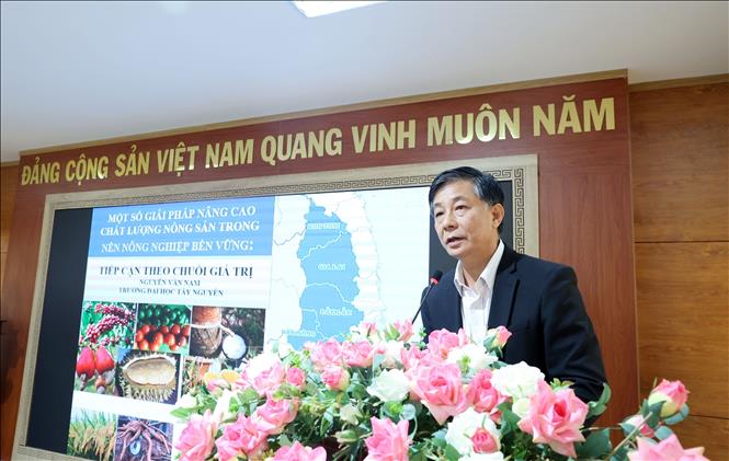 Phó Giáo sư, Tiến sĩ Nguyễn Văn Nam, Phó hiệu trưởng Trường Đại học Tây Nguyên trình bày tham luận tại hội nghị. Ảnh: Hoài Thu – TTXVN