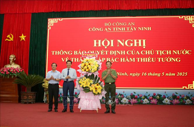 Bí thư Tỉnh ủy, Chủ tịch HĐND tỉnh Tây Ninh Nguyễn Mạnh Hùng (giữa) và Quyền Chủ tịch UBND tỉnh Tây Ninh Nguyễn Hồng Thanh (trái) chúc mừng Thiếu tướng Nguyễn Văn Trãi. Ảnh: Giang Phương - TTXVN