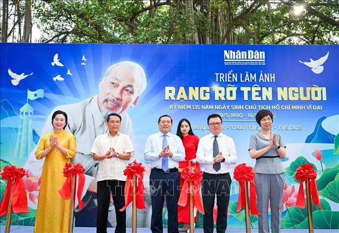 Các đại biểu cắt băng khai mạc triển lãm. Ảnh: TTXVN phát