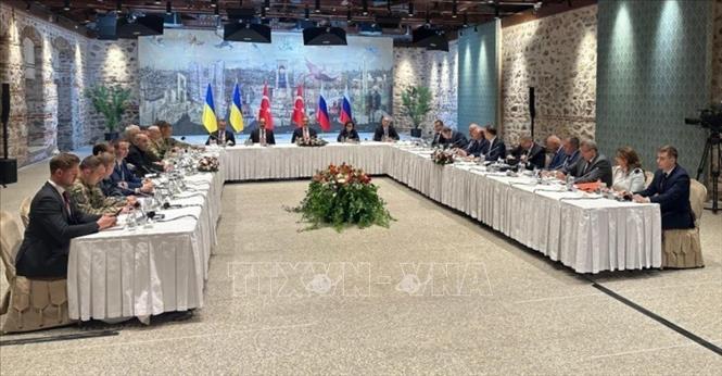 Ngoại trưởng Thổ Nhĩ Kỳ Hakan Fidan (giữa) chủ trì cuộc họp giữa phái đoàn Nga và Ukraine tại Istanbul ngày 16/5/2025. Ảnh: BBC/TTXVN