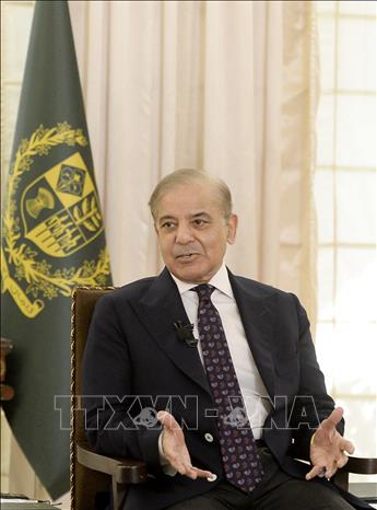 Thủ tướng Pakistan Shehbaz Sharif trong một cuộc trả lời phỏng vấn tại Islamabad. Ảnh: THX/TTXVN
