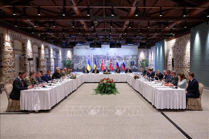 Ngoại trưởng Thổ Nhĩ Kỳ Hakan Fidan (giữa) chủ trì cuộc họp giữa phái đoàn Nga và Ukraine tại Istanbul ngày 16/5/2025. Ảnh: THX/TTXVN
