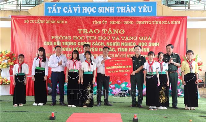 Đại diện lãnh đạo Quân khu 3 trao tặng biểu trưng phòng học máy tính cho trường Tiểu học và Trung học Cơ sở Đoàn Kết. Ảnh: Trọng Đạt - TTXVN