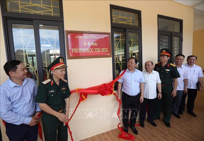 Lãnh đạo tỉnh Hoà Bình tặng quà cho các hộ gia đình chính sách, hộ nghèo của xã Đoàn Kết. Ảnh: Trọng Đạt - TTXVN