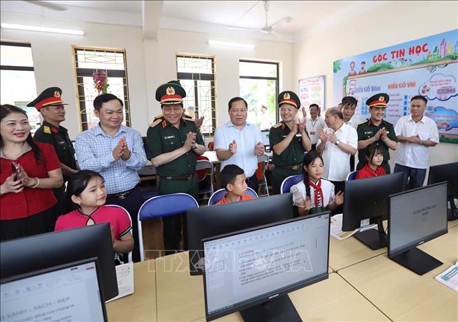 Các đại biểu thực hiện nghi thức khai trương phòng học máy tính tại trường Tiểu học và Trung học cơ sở Đoàn Kết, huyện Đà Bắc. Ảnh: Trọng Đạt - TTXVN