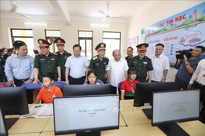 Các đại biểu tham quan phòng học máy tính tại trường Tiểu học và Trung học cơ sở Đoàn Kết, huyện Đà Bắc. Ảnh: Trọng Đạt - TTXVN