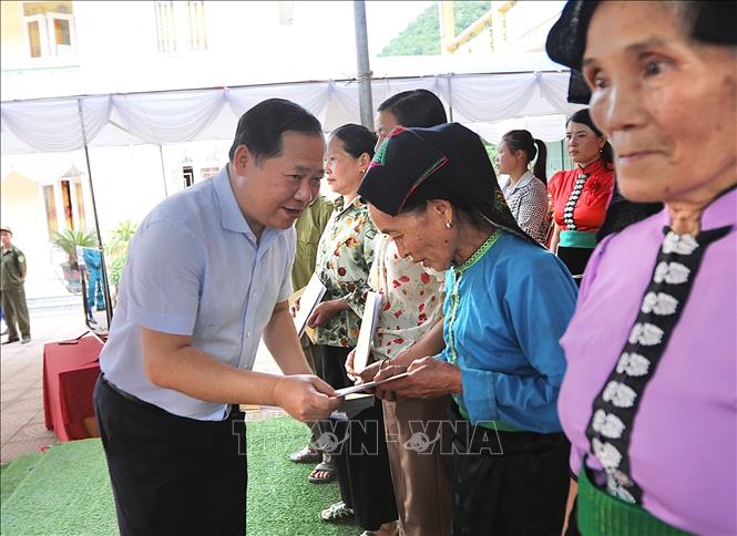 Bí thư Tỉnh uỷ Hoà Bình Nguyễn Phi Long tặng quà cho các hộ gia đình chính sách, hộ nghèo của xã Đoàn Kết. Ảnh: Trọng Đạt - TTXVN