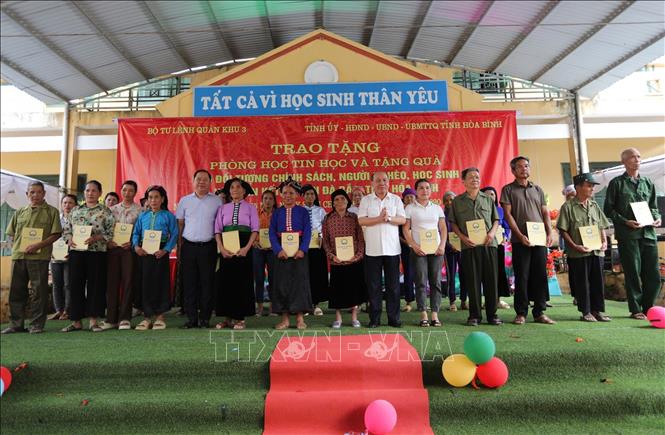 Lãnh đạo tỉnh Hoà Bình tặng quà cho các hộ gia đình chính sách, hộ nghèo của xã Đoàn Kết. Ảnh: Trọng Đạt - TTXVN