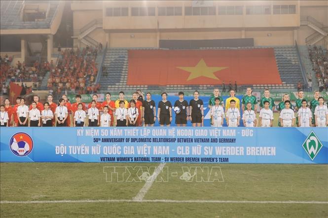 Hai đội làm thủ tục chào cờ trước khi thi đấu. Ảnh: Minh Quyết - TTXVN