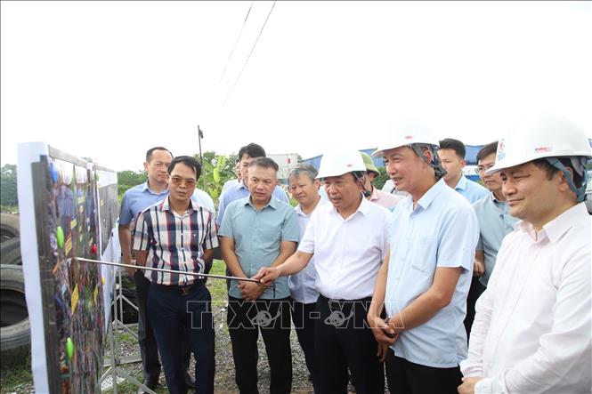 Lãnh đạo Bộ Xây dựng và UBND tỉnh Hưng Yên kiểm tra hướng tuyến Dự án đường sắt Lào Cai - Hà Nội - Hải Phòng, đoạn qua địa phận tỉnh Hưng Yên. Ảnh: TTXVN phát