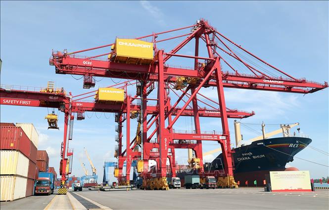 Chu Lai Port welcomes the Chana Bhum, a Singapore-flagged vessel operated by RCL, marking the opening of the Chu Lai–India shipping route. VNA Photo: Trần Tĩnh 