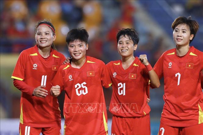 Các cầu thủ nữ Việt Nam ăn mừng bàn thắng rút ngắn tỷ số của cầu thủ Minh Chuyên (số 25). Ảnh: Minh Quyết - TTXVN