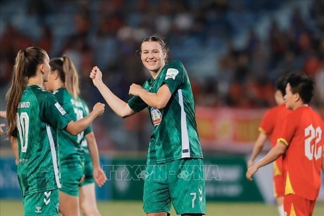 Các cầu thủ Werder Bremen ăn mừng bàn thắng nâng tỷ số lên 3-1. Ảnh: Minh Quyết - TTXVN