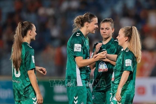 Các cầu thủ Werder Bremen ăn mừng bàn thắng nâng tỷ số lên 3-1. Ảnh: Minh Quyết - TTXVN
