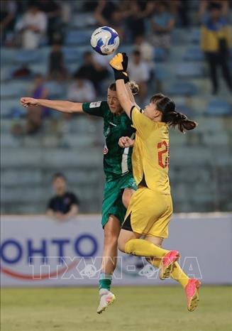Pha đấm bóng chính xác của thủ thành Khổng Thị Hằng (số 20). Ảnh: Minh Quyết - TTXVN