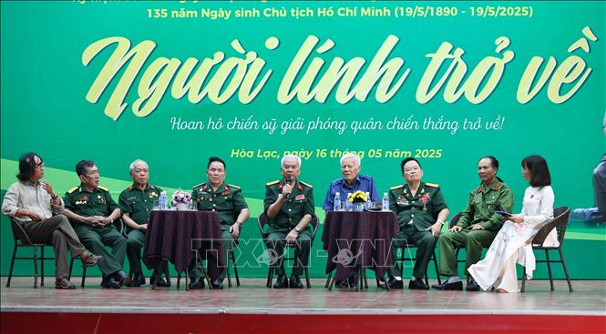 Mỗi câu chuyện được kể từ người lính đã đi qua cuộc chiến tranh đã truyền lại cho thế hệ trẻ lời nhắc nhở dù cho khó khăn, thử thách nào, lòng dũng cảm và ý chí kiên cường vẫn là nền tảng vững chắc. Ảnh: Thanh Tùng - TTXVN