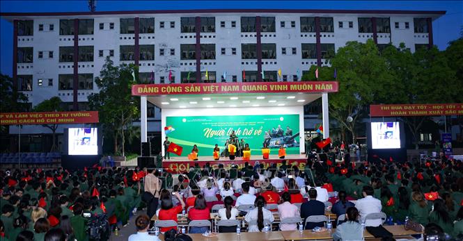 Chương trình “Người lính trở về” gửi thông điệp nhìn về quá khứ để tiếp bước vững vàng trong hiện tại và kiến tạo tương lai. Ảnh: Thanh Tùng - TTXVN