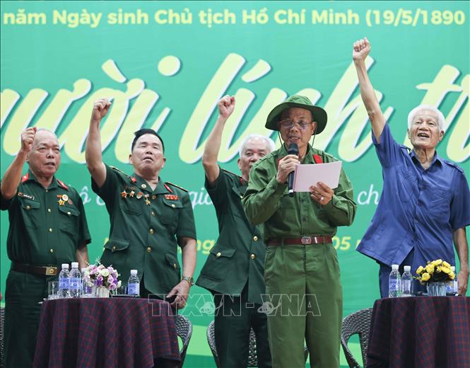 TS. Nguyễn Tiến Luận, Hiệu trưởng Trường Đại học Nguyễn Trãi cùng các đại biểu hô vang khẩu hiệu thể hiện lòng yêu nước, phát huy truyền thống tự hào. Ảnh: Thanh Tùng - TTXVN