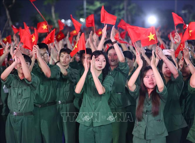 Gần 3000 sinh viên đang theo học bộ môn giáo dục Quốc phòng tham gia chương trình. Ảnh: Thanh Tùng - TTXVN