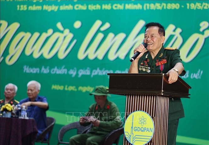 Đại tá Lê Cường, nguyên Phó Cục trưởng Cục Tuyên huấn, Tổng cục Chính trị Quân đội Nhân dân Việt Nam chia sẻ, truyền cảm hứng tới thế hệ trẻ. Ảnh: Thanh Tùng - TTXVN
