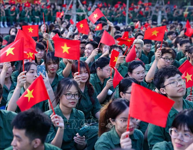 Gần 3000 sinh viên đang theo học bộ môn giáo dục Quốc phòng tham gia chương trình. Ảnh: Thanh Tùng - TTXVN
