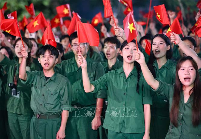 Sinh viên tham gia chương trình cùng hô vang khẩu hiệu thể hiện lòng yêu nước, phát huy truyền thống tự hào. Ảnh: Thanh Tùng - TTXVN