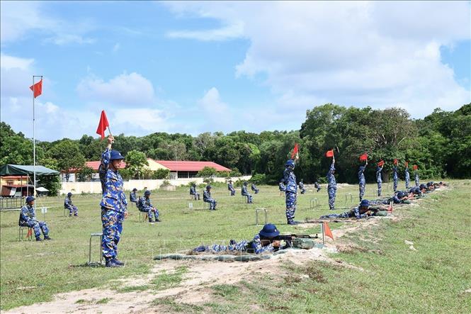 Chiến sĩ mới thực hiện tư thế nằm bắn mục tiêu bia số 4. Ảnh: TTXVN phát