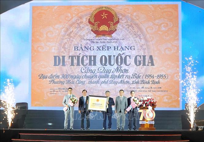 Tỉnh Bình Định đón Bằng xếp hạng Di tích quốc gia đối với Di tích “Cảng Quy Nhơn - điểm 300 ngày chuyển quân tập kết ra Bắc”. Ảnh: Lê Phước Ngọc - TTXVN
