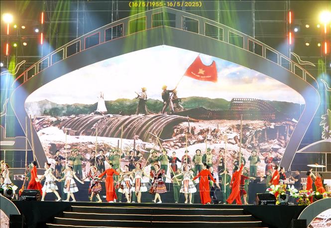Chương trình nghệ thuật đặc sắc với sự tham gia của khoảng 250 nghệ sĩ, ca sĩ, diễn viên. Ảnh: Lê Phước Ngọc - TTXVN
