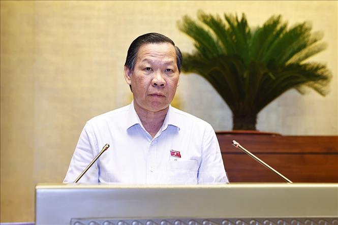 Chủ nhiệm Ủy ban Kinh tế và Tài chính của Quốc hội Phan Văn Mãi trình bày Báo cáo thẩm tra dự án Luật sửa đổi, bổ sung một số điều của Luật Đấu thầu; Luật Đầu tư theo phương thức đối tác công tư; Luật Hải quan; Luật Thuế xuất khẩu, thuế nhập khẩu; Luật Đầu tư; Luật Đầu tư công; Luật Quản lý, sử dụng tài sản công. Ảnh: Doãn Tấn - TTXVN