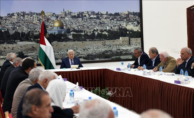 Tổng thống Palestine Mahmoud Abbas (giữa, phía xa) chủ trì cuộc họp khẩn lãnh đạo các phái chính trị Palestine ở thành phố Ramallah, Bờ Tây. Ảnh: THX/TTXVN